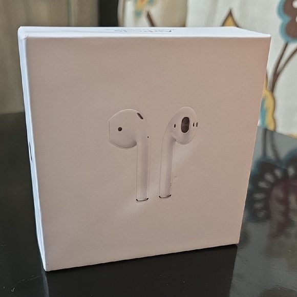 Apple Airpods Second Generation With Charging Case Wireless NWOT - Picture 1 of 8